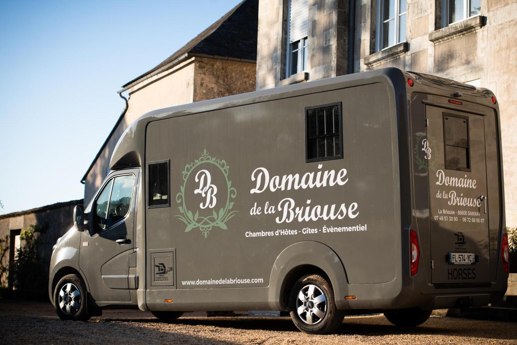 Domaine De La Briouse Bed & Breakfast Sanxay Екстериор снимка